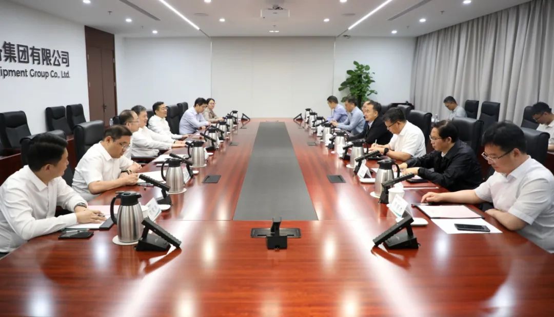 中國電氣裝備黨委副書記、總經理周群會見鄭州市委副書記、市長何雄